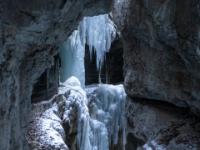 Blick in die Klamm zu den nächsten Eisgebilden